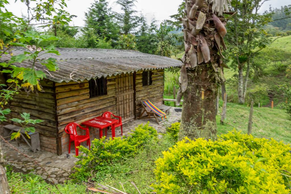 cabaña con vista a la montaña