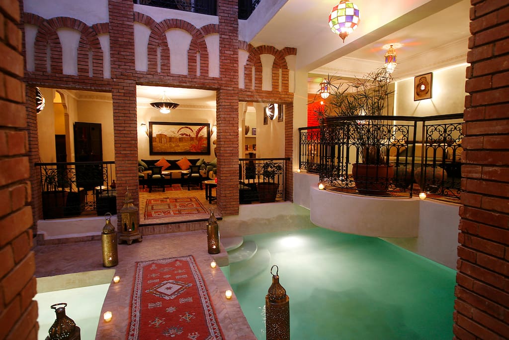 Patio avec piscine et salons
