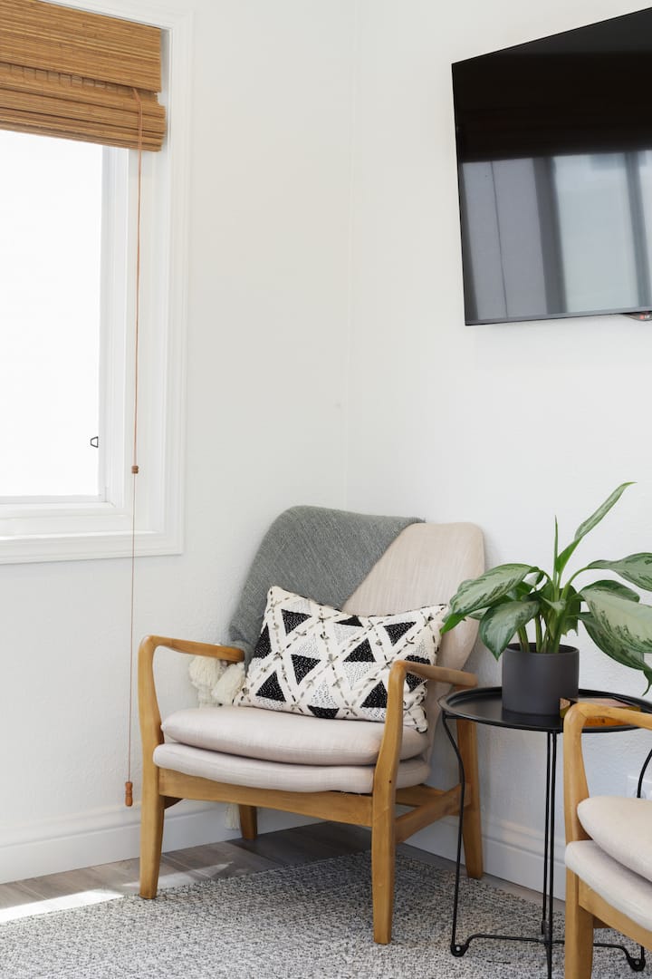 Disfruta de la televisión inteligente o acurrúcate con un libro. ¡Si puedes alejarte de la playa y el paseo marítimo!