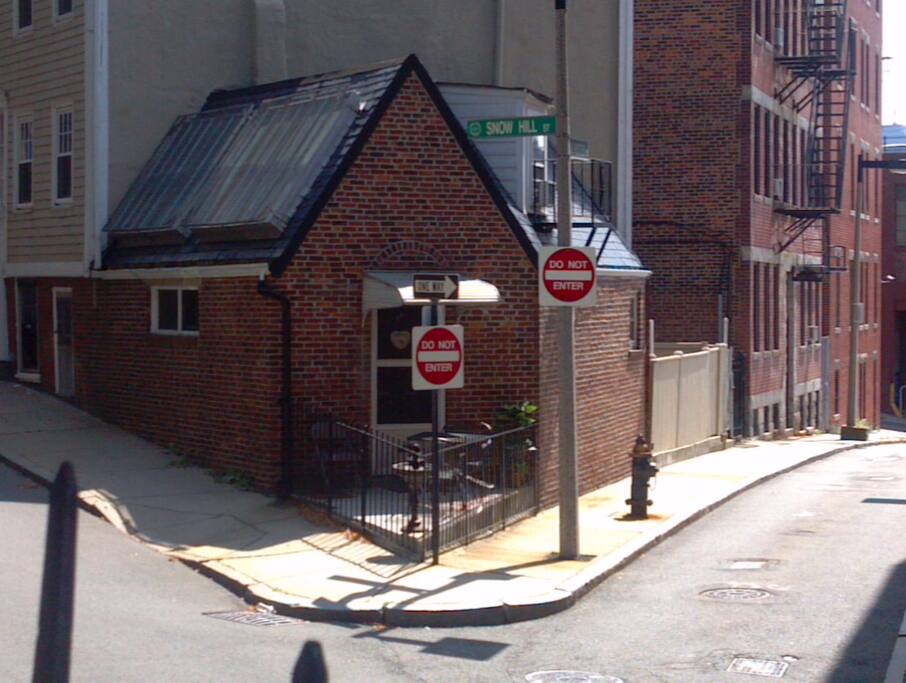 THE COTTAGE RIGHT OFF THE FREEDOM TRAIL, RIGHT AROUND THE CORNER TO THE OLD NORTH CHURCH