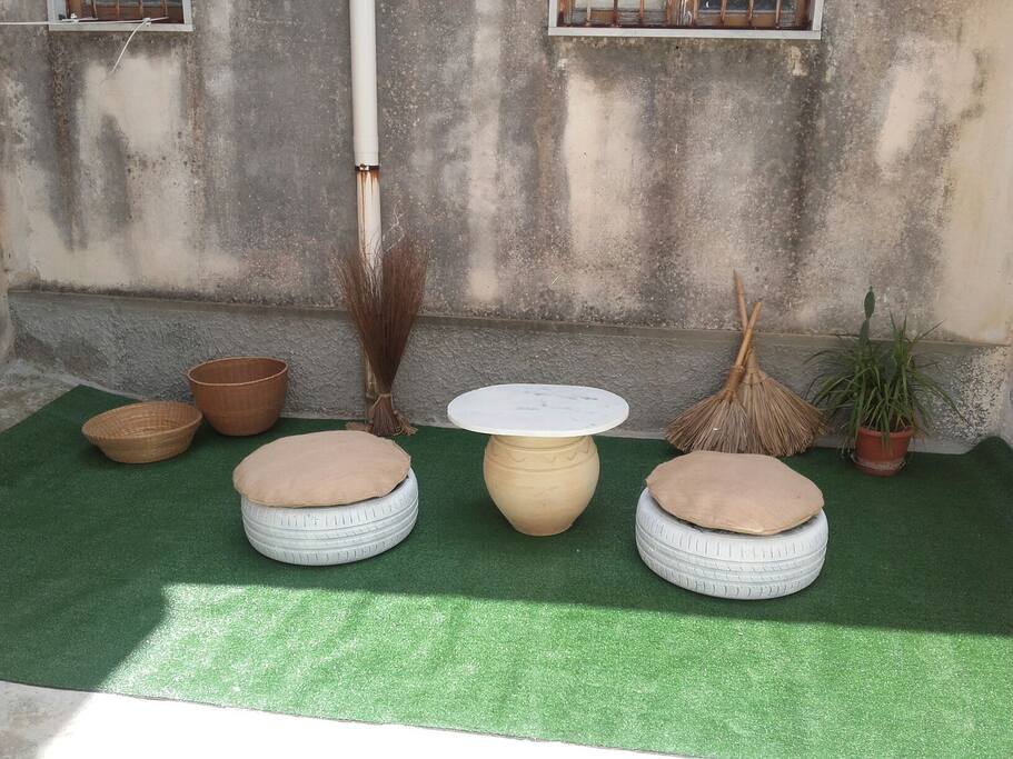 angolo cortile davanti cucina