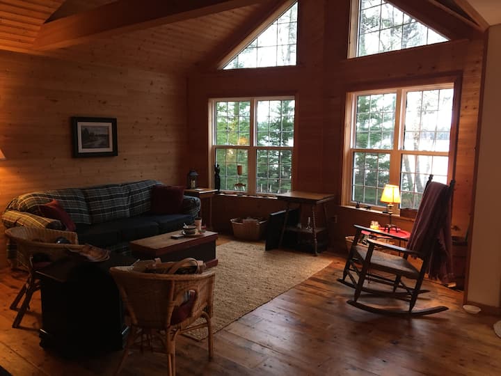 Private Lake Front Cottage - Bridgewater