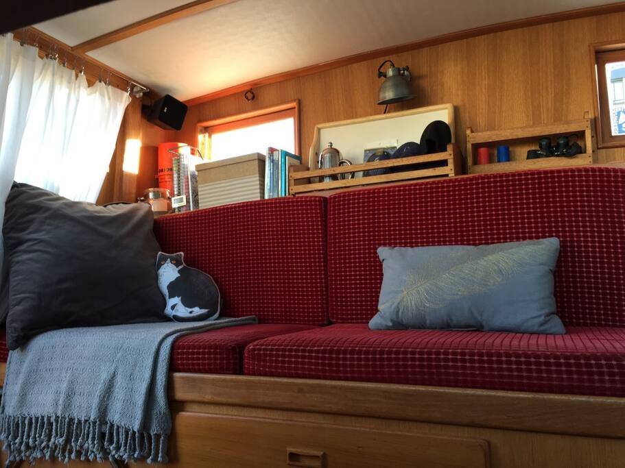 Seating in the pilot house. Little library, cushions, and a throw -- all ready for readin'. (And Panko the cat.)