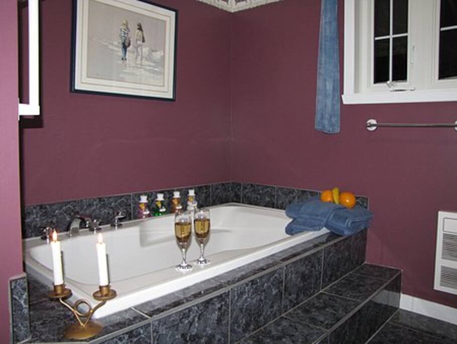 Bain podium avec cabine de douche séparée. La salle de bain est partagée par les Chambres A et B. Roman bath with seperate shower stall. Bathroom is shared by Rooms A and B.