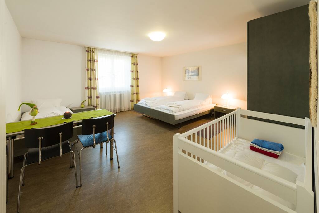 Schlafzimmer 3 Betten, Babybett, grossem Schrank und Arbeitstisch