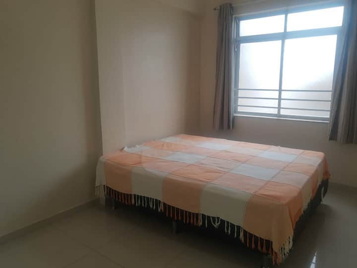 غرفة كبيرة ذات تهوية جيدة