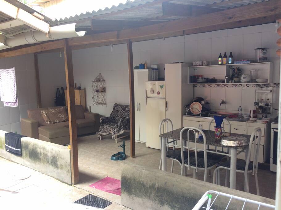 Cozinha externa individual e ampla
