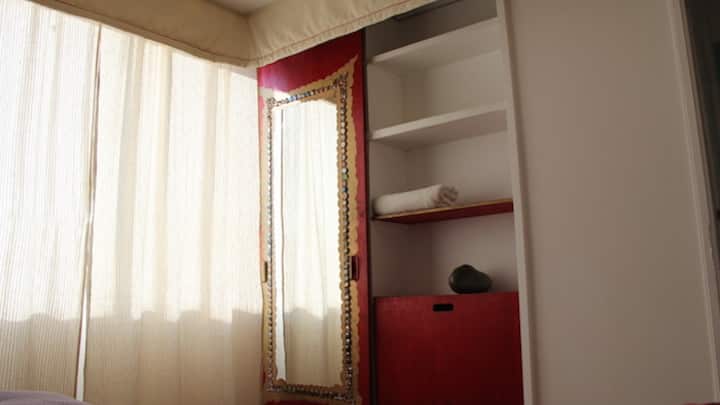 Espejo empotrado en puerta closet, muy bello....