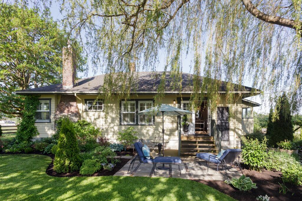 The Farm House Cottage Farm stays for Rent in Snohomish, Washington