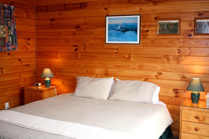 سرير بحجم كبير مع لحاف من الألبكة