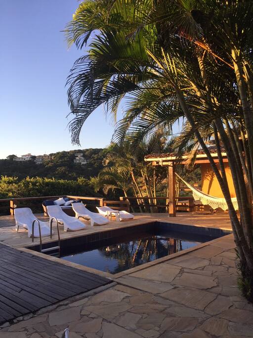 vista da piscina e do deck