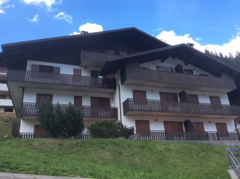 The building from outside (the flat is the one on the leftside at the top)
