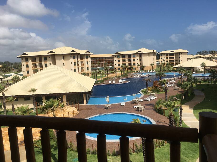 Vista da varanda para a piscina e academia