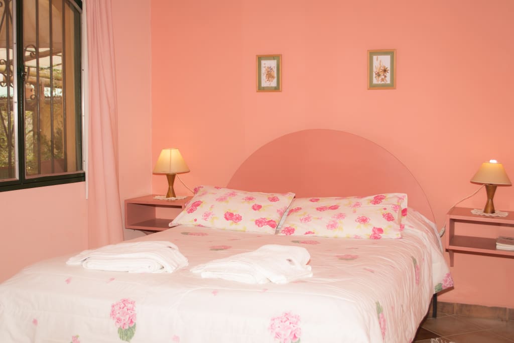 Cómoda cama matrimonial con colchón de resortes de primera calidad, para garantizar tu buen descanso
