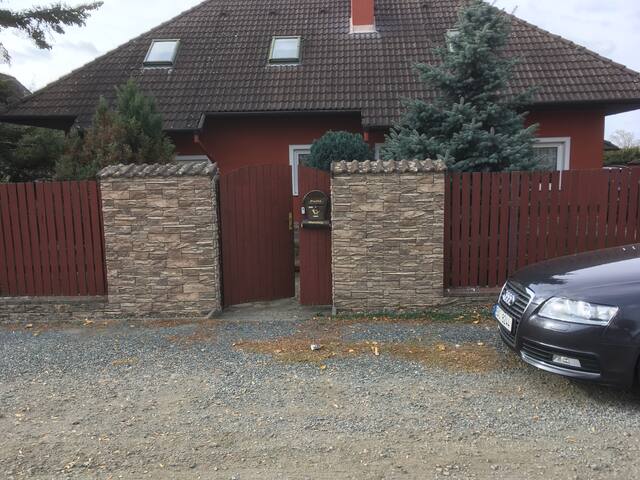 Pronájem bytu v domě v blízkosti letiště a centra