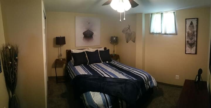 Chumba cha kulala cha malkia cha ghorofa ya chini.