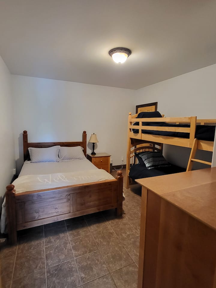 Cama de reina, litera, vestidor y mesa auxiliar. Situada en el sótano. (No hay ventana en esta habitación)