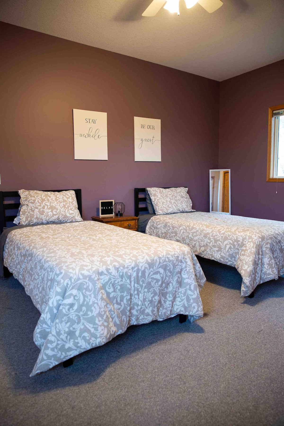 Opción de habitación de repuesto #1: dos camas individuales (también disponibles: cómodo colchón de piso para un tercer huésped en esta habitación) 