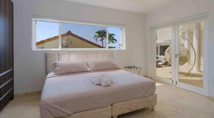 Cuarto dormitorio, planta principal con cama tamaño king nueva y colchón ortorómbico con la parte superior acolchada, 4 almohadas
Totalmente climatizadas 