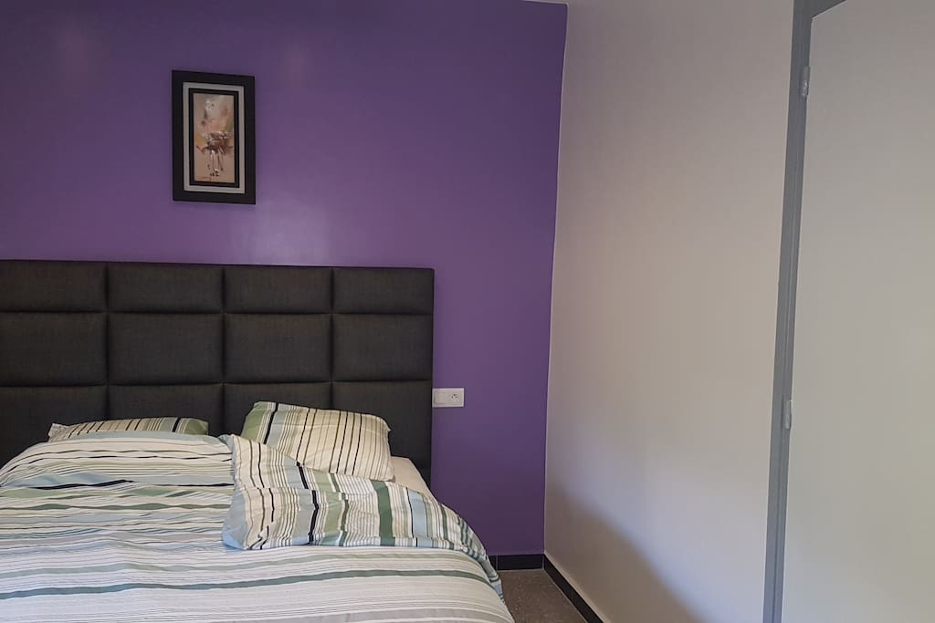 Chambre 1 - Lit queen size et placard