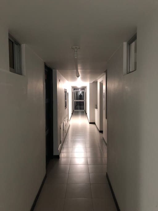 Outside hallway / common area - Area común hacia el elevador