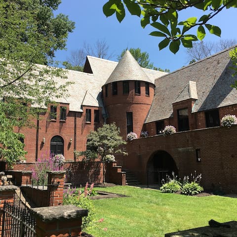 Purcell Mansion & Gardens - Prin. Elizabeth Suite
