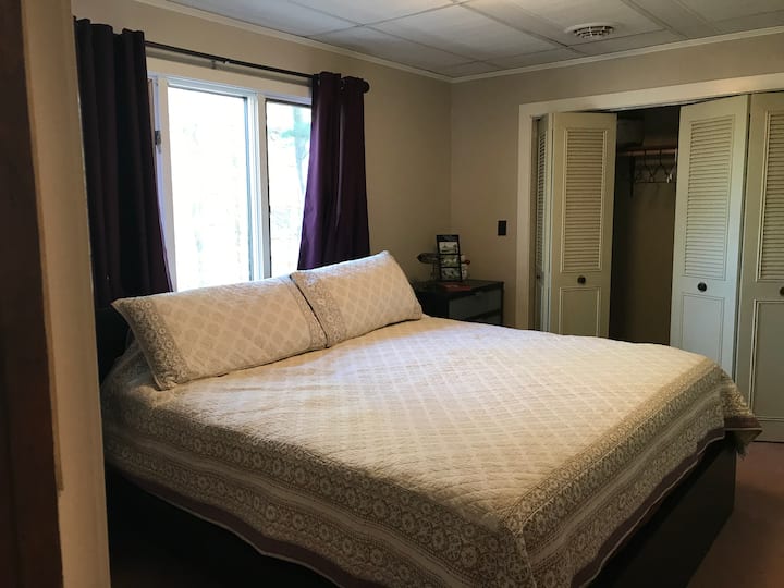 Spavaća soba na vrhu stepenica može se pohvaliti bračnim krevetom i vlastitim vratima u novouređenu kupaonicu