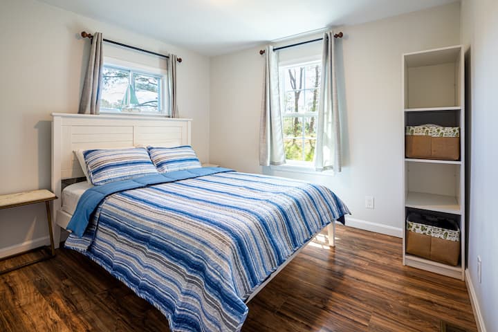 2号卧室配有标准双人床