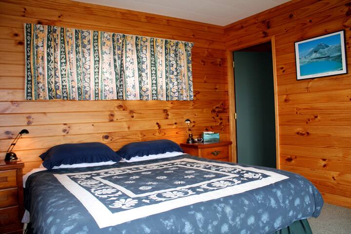 Room 1 has a king size bed and en suite .  Beds can be made into twin beds with prior notice