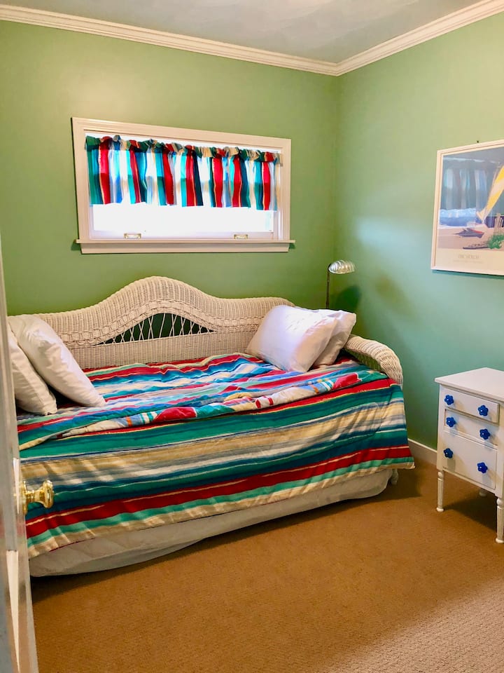 2号卧室，沙发床可铺成2张单人床 