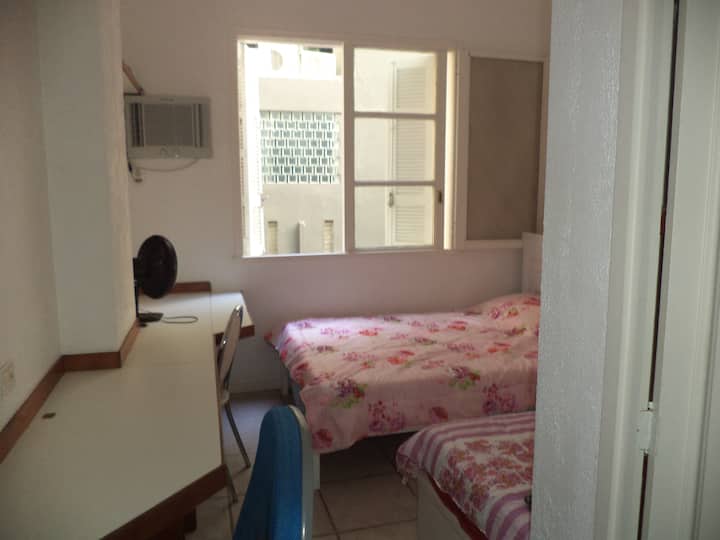 Მეორე საძინებელი 1 ორადგილიანი საწოლით და 1 ერთადგილიანი საწოლი კარადით