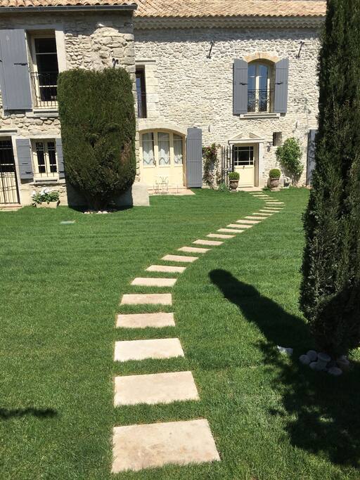 LE JARDIN VU DU PORTAIL D'ENTRÉE