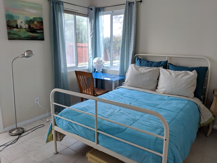 غرفة نوم 3 بسرير كامل وإطلالة على الفناء الخلفي وحمام السباحة.