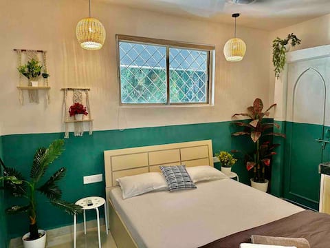 Oasis: Studio Room with WiFi AC Smart TV Kitchenette
