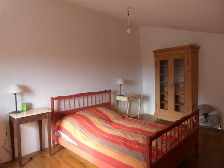 Katika chumba cha kulala, kitanda kikubwa chenye upana wa 1M60...