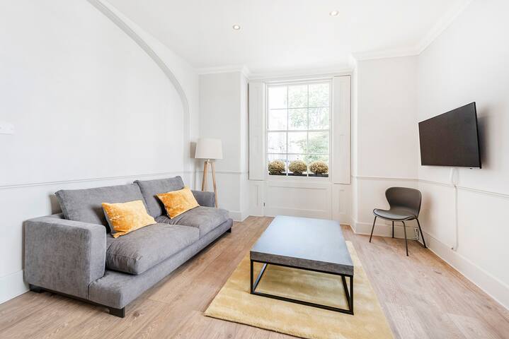 Stylish 2 bedroom flat in Knightsbridge gallery image 2