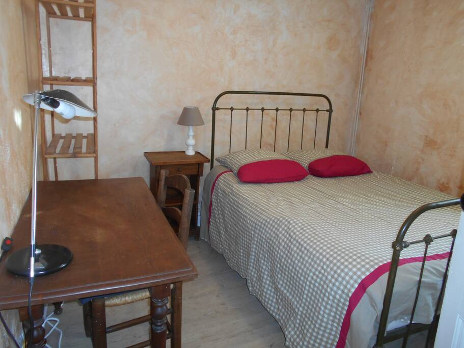 La chambre avec le bureau