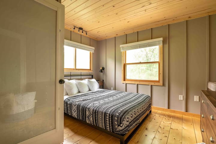 Please note our bedrooms have been rearranged and this cozy room overlooking the wooded yard is now home to 2 twin sized beds. Not to worry, the Queen bed has been relocated to Bedroom 3. New photos to follow.