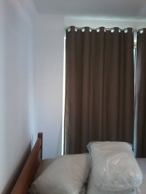quarto com cama de casal, cortina e ar condicionado