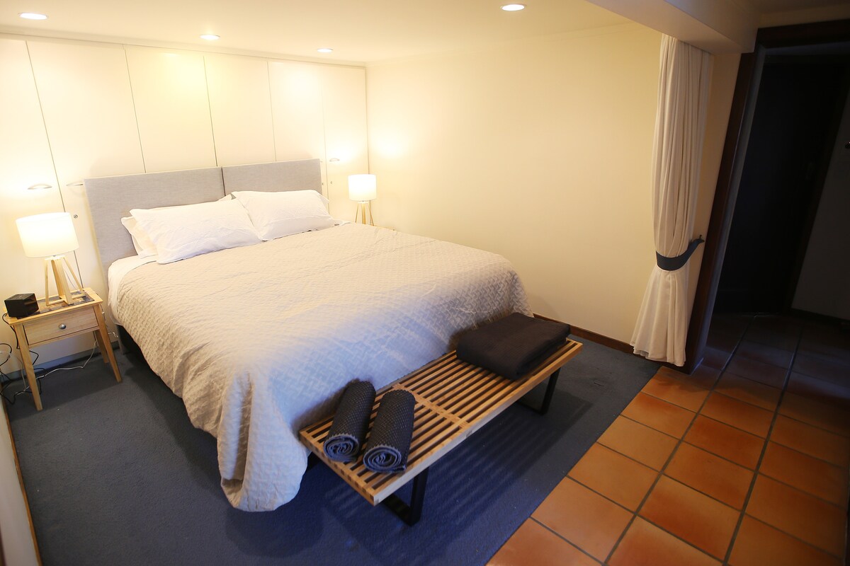 超级舒适的加大双人床。（可转换为两张单人床）。