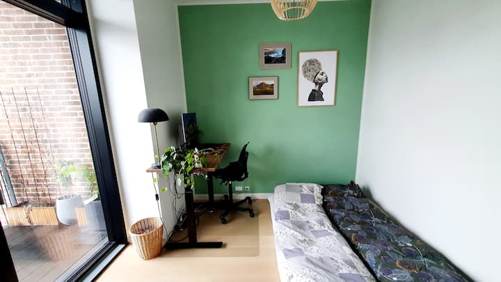 Matress en el piso para 2 personas.