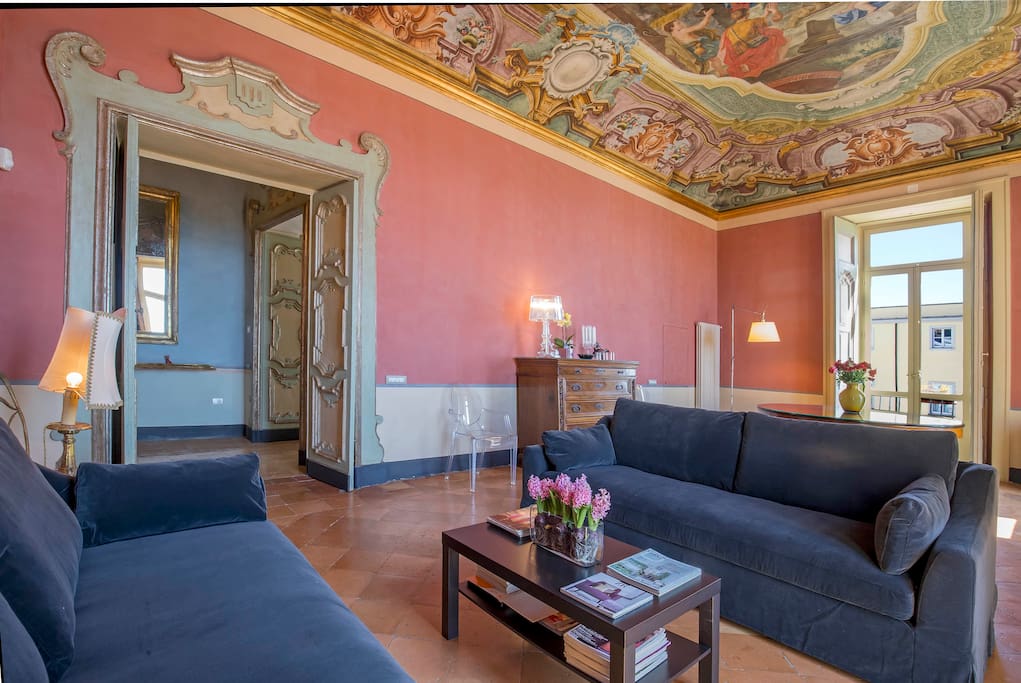 *Dimora Copeta* - the bright panoramic living room with original frescos walls and ceiling and doors
Luxury Panoramic Apt in the heart of the historical center of Salerno
managed by #Starhost
