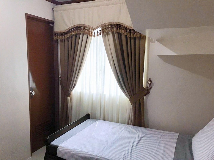 Spálňa 1 s elektrickým ventilátorom a s plnou kúpeľňou v izbe. 1 jednolôžko s rozkladacou posteľou.