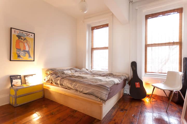 Väčšia izba s 2 oknami, veľkým šatníkom a manželskou posteľou. 