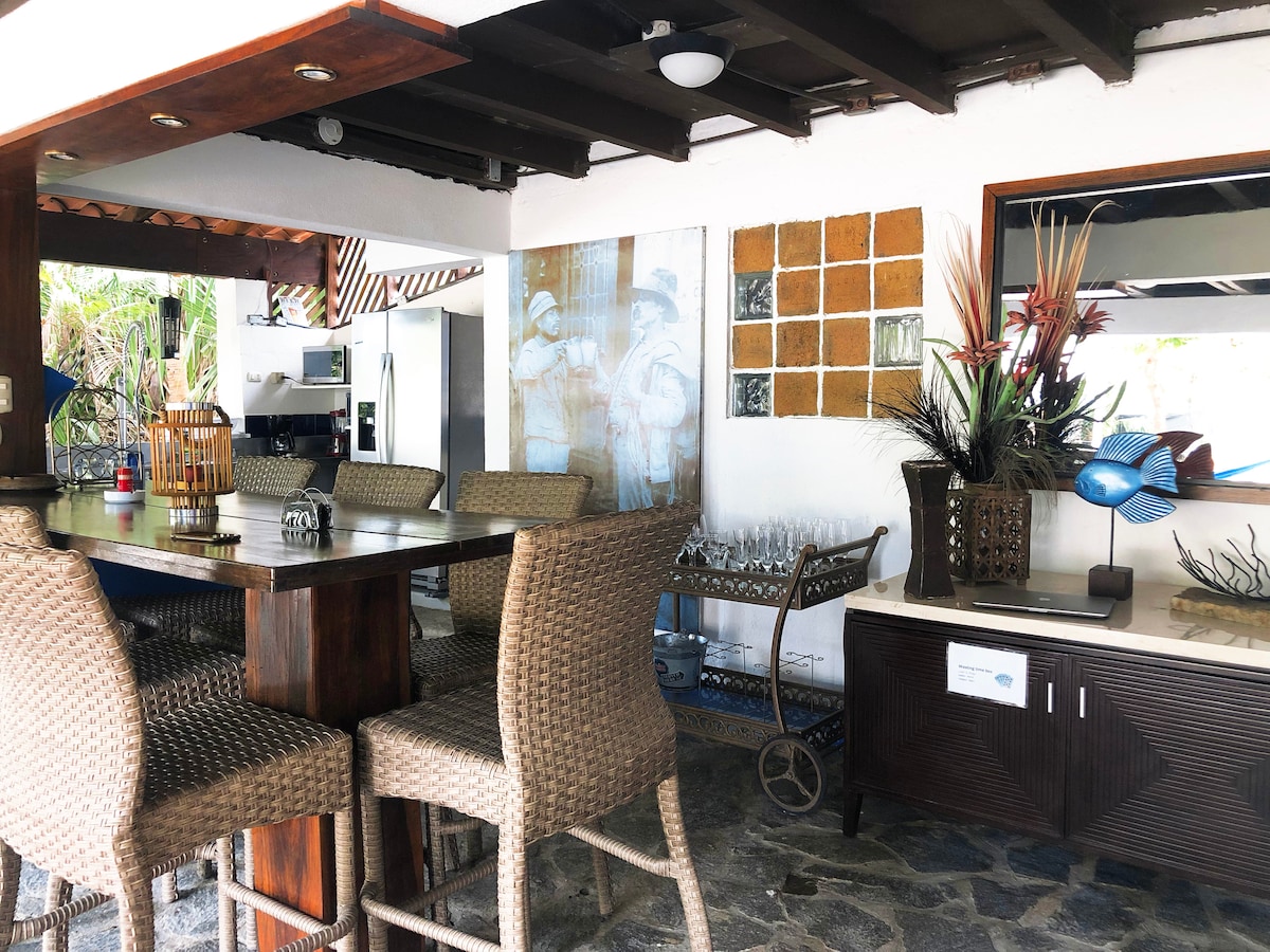 *Outdoor Living Room* w Jungle Views/ Pool + Wi-Fi — 3 bedroom vacation rental in 