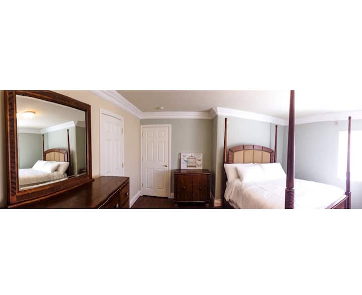 Chambre avec lit Queen Size, salle de bain attenante et dressing