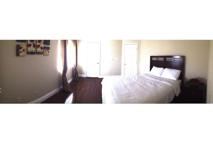 Chambre avec lit Queen Size, salle de bain attenante et dressing