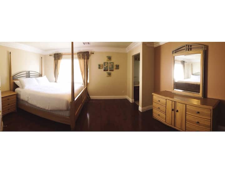 Chambre avec lit King Size et salle de bain attenante