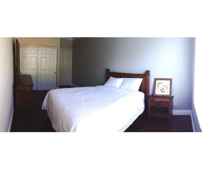 Chambre au rez-de-chaussée avec lit Queen Size et salle de bain adjacente