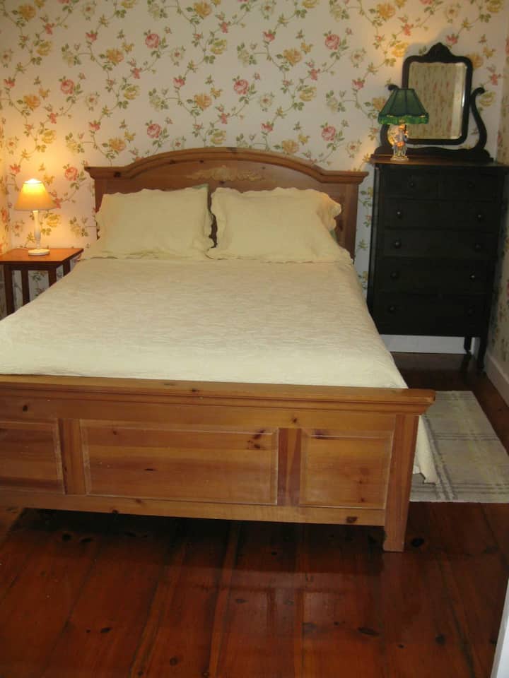 Cama queen en el dormitorio trasero